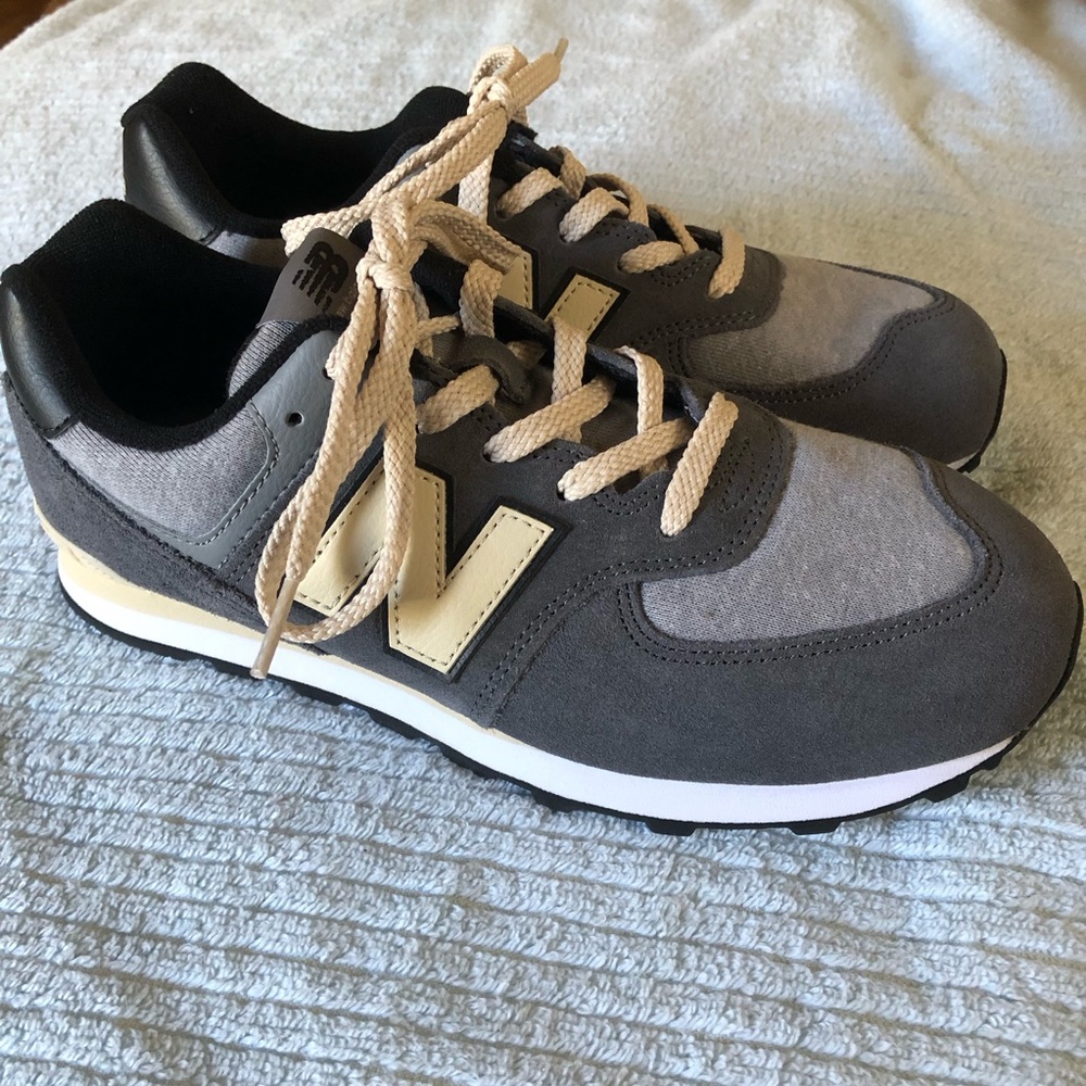 NWOT New Balance 574 Gray Day Big Boys Size 6.5 magnet/sandstone Sneakers